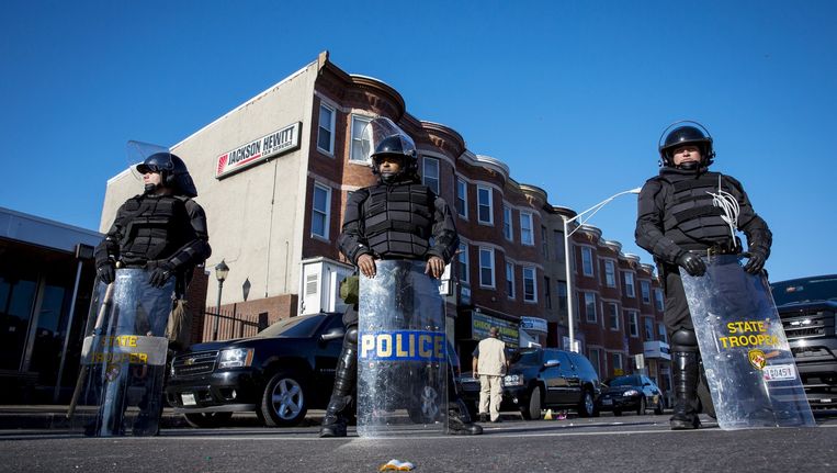 Politie op straat in Baltimore. Beeld Reuters