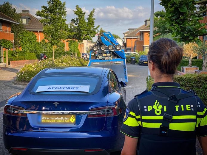 Bij invallen in Alblasserdam, Papendrecht en Sliedrecht heeft de politie ook een groot aantal peperdure auto’s in beslag genomen.