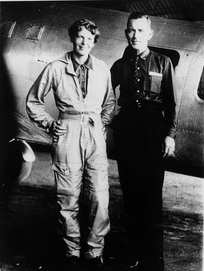 Amelia Earhart met haar navigator, Fred Noonan.