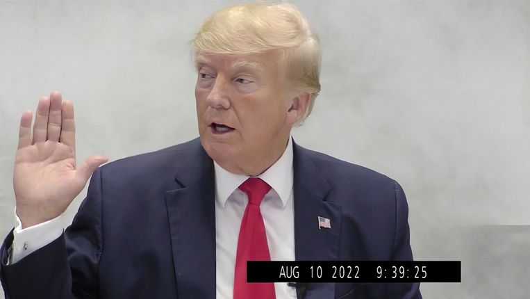 Donald Trump bij zijn eedaflegging dat hij de waarheid zal spreken tijdens het verhoor op 10 augustus vorig jaar. Beeld AP