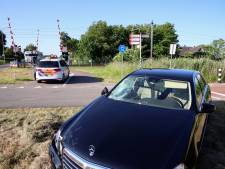 Fietser met spoed naar het ziekenhuis na botsing met auto in Geldermalsen