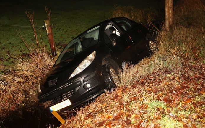 Auto in sloot in Den Dungen.