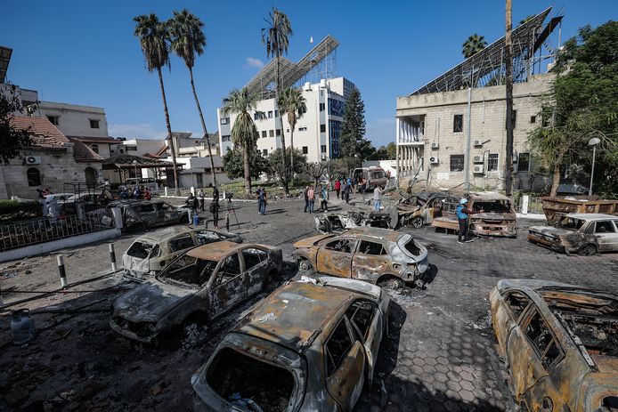 Uitgebrande wagens in het Al-Ahli ziekenhuis in Gaza-stad.