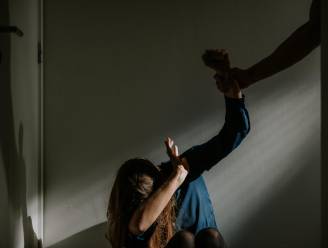 “Je vrouw gaat toch niet zomaar in pyjama naar de politie?”: man (48) ontsnapt aan cel na partnergeweld binnen open relatie