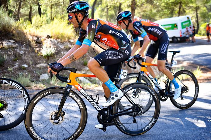 Damiano Caruso en Gino Mäder tijdens de Vuelta.