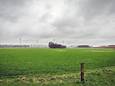 De Oranjepolder aan de noordkant van Oosterhout, met aan de horizon de windmolens van Weststad en de Statendamweg. Dit is de locatie voor twee megawindturbines van 235 meter.