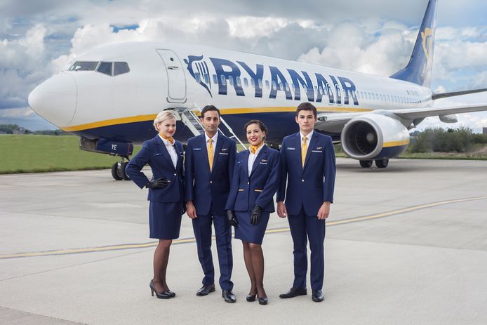 Uit naam van Ryanair werden brieven verstuurd naar bemanningsleden die niet genoeg verkochten aan boord van vluchten.