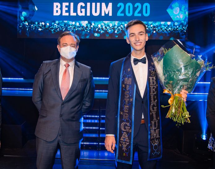 Burgemeester Bart De Wever en Mister Gay Belgium 2020.