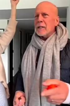 Familie dementerende Bruce Willis deelt lief filmpje voor zijn verjaardag: ‘Hou van jou en onze familie’
