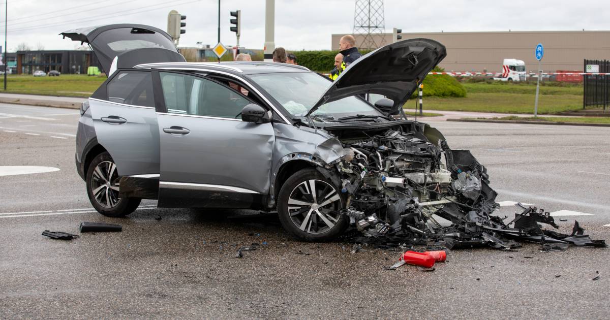 Achtervolging politie eindigt in crash op industrieterrein in Oud Gastel: twee gewonden en 34-jarige