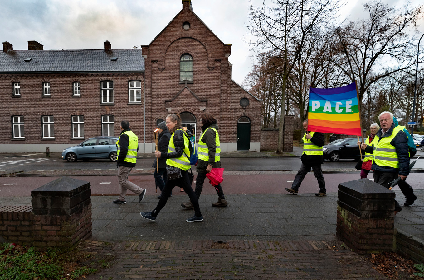 Jaarlijkse vredestocht van moslims en christenen in Helmond.