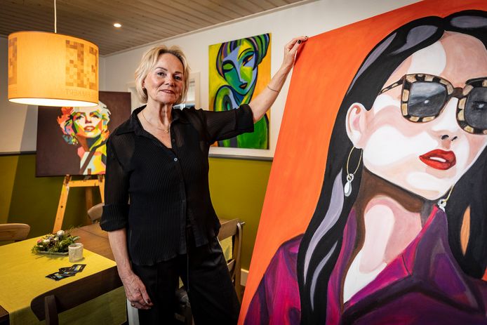 Hanny IJland bij een van haar schilderijen, die vanaf woensdag te zien zijn bij Erve Fakkert in Rossum.