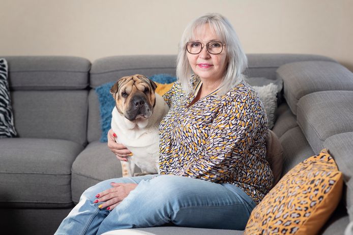 Conny Valvekens met haar hond Prutske: "Dat ik mijn kleinkinderen minder kan verwennen, dat valt me zwaar."