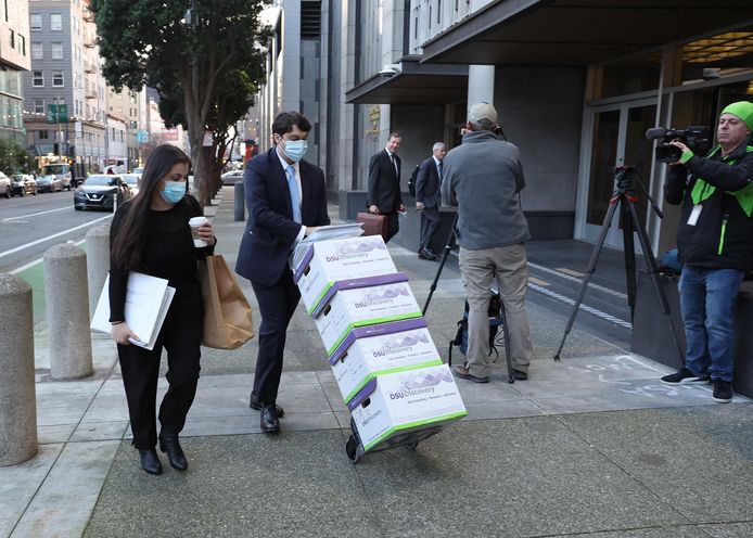 Les avocats arrivent avec des boîtes de documents pour le procès des actionnaires d'Elon Musk au Phillip Burton Federal Building à San Francisco.