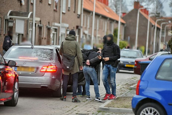 De arrestatie van een van de 'bendeleden'.