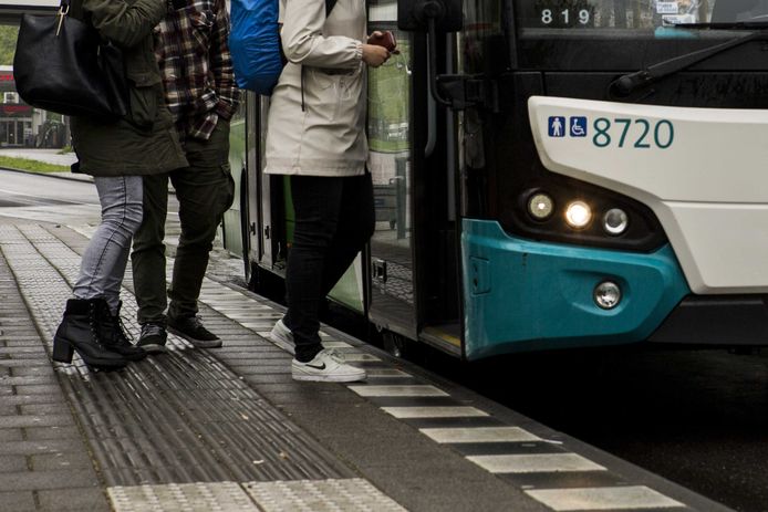 Passagiers stappen in een bus van vervoersmaatschappij Arriva bij een bushalte. ANP XTRA ALEXANDER SCHIPPERS
