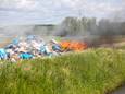 Aan de Westelijke Havendijk in Roosendaal is donderdagmiddag de lading van een vuilniswagen in brand gevlogen.