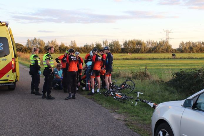 Wielrenners ontfermen zich over een gevallen groepsgenoot in Zwolle.