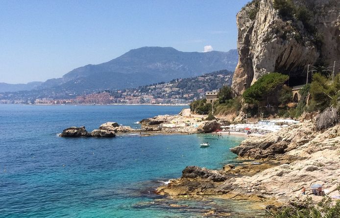 Het privéstrand Balzi Rossi langs de kust van Ventimiglia, omgeven door prachtige kliffen.
