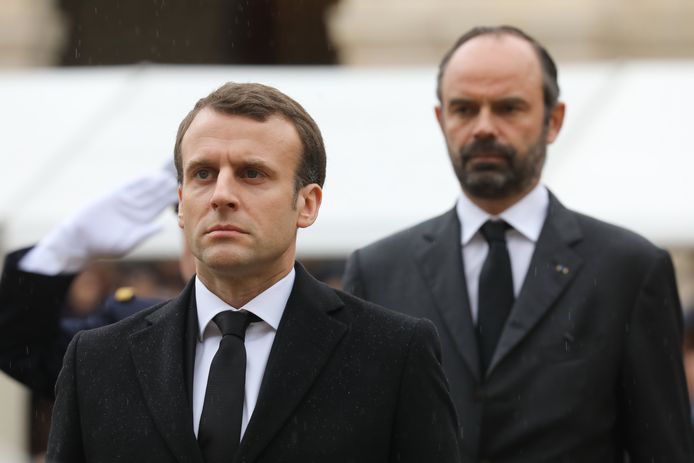 Emmanuel Macron (L) en Edouard Philippe (R)