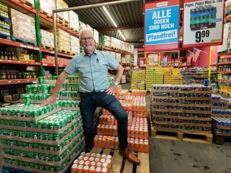 Twentse ondernemer kocht bijna 1 miljoen ‘oude’ blikjes Heineken: ‘Ik kan hier nog tot oktober mee door’