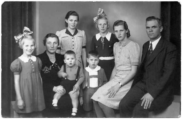 De familie Kapenga. Vader Pieter (rechts) was tijdens de Tweede Wereldoorlog hoofdagent in Kampen en weigerde Joden te deporteren.