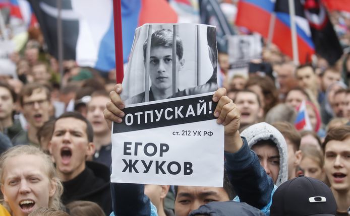 Velen hadden posters bij met een foto van Egor Joekov, een opgesloten 21-jarige student.
