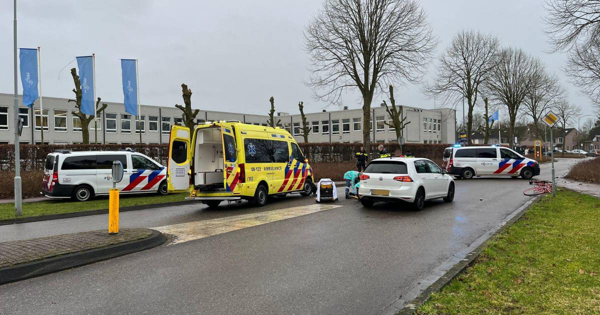 Fietser raakt gewond bij aanrijding op Deurningerstraat in Hengelo.