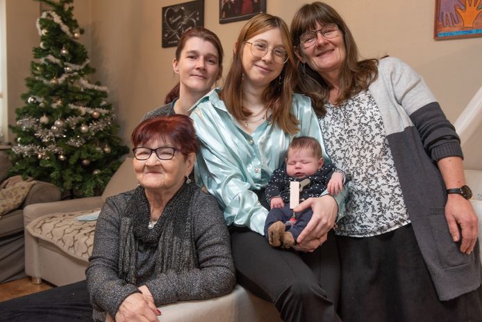 Apetrots poseren de dames met de baby Lilly, de jongste telg van de familie.