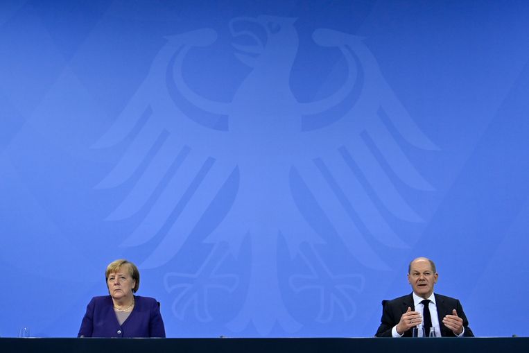 Angela Merkel (L) en Olaf Scholz. Beeld John Macdougall/AFP-Pool/dpa