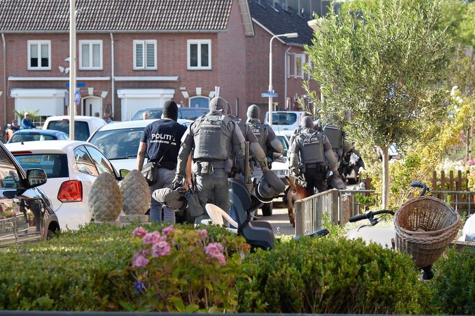 Arrestatieteam valt Bredaas huis binnen. Het vermoeden was dat daar een man met mogelijk een vuurwapen verstopt zat.