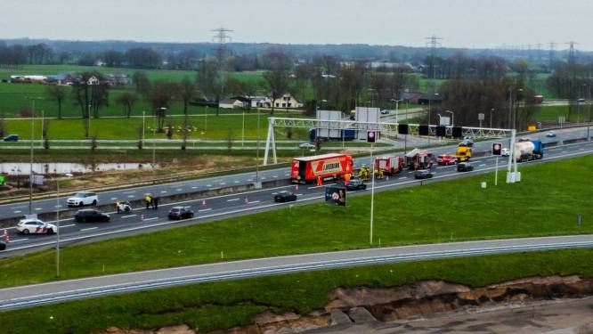 Vrachtwagen met gevaarlijke stoffen belandt tegen middenberm A1: een persoon met spoed naar het ziekenhuis