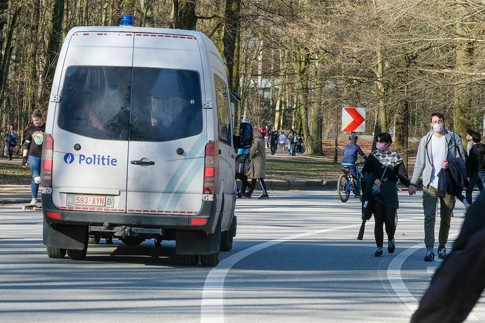 De politie patrouilleerde afgelopen weekend op verschillende plaatsen in Brussel om na te gaan of de coronamaatregelen wel nageleefd werden. Zo ook hier in Ter Kamerenbos.