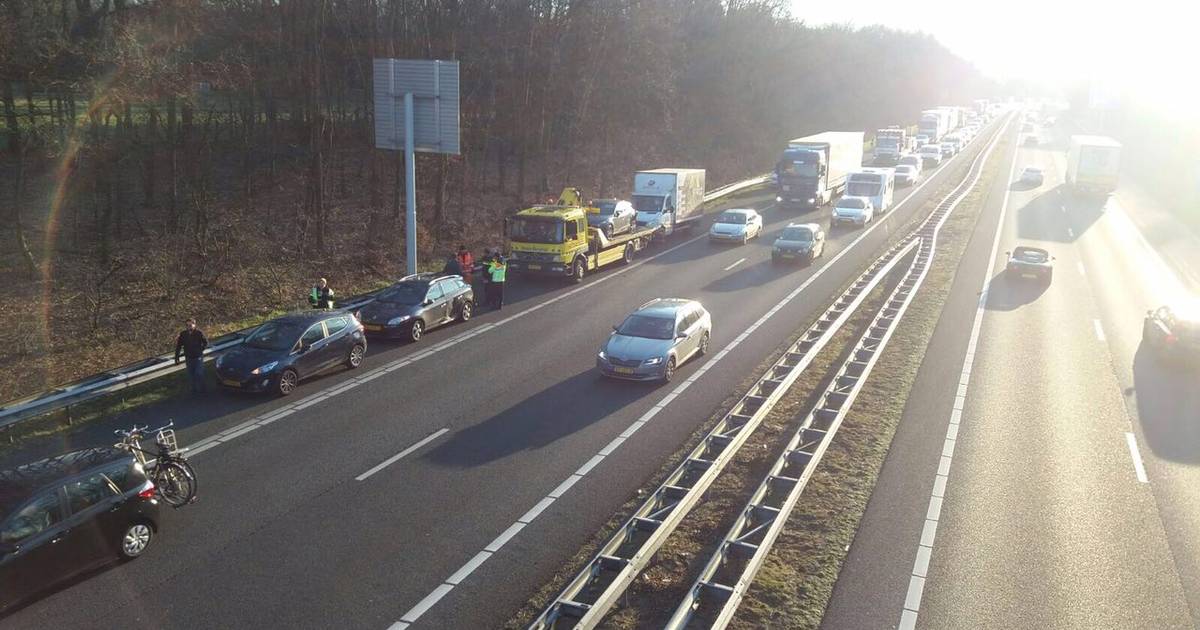 Ongeval: uur vertraging op snelweg A28 tussen Harderwijk en knooppunt Hoevelaken.