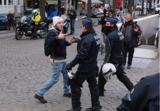 Schermutselingen tussen politie en betogers op de Vismarkt in Brussel.