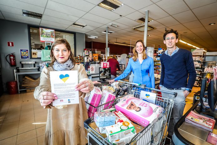 Winkelverantwoordelijke Tamara Hauman met Freya Deleu en Lorenzo Billiet van Licht en Liefde.