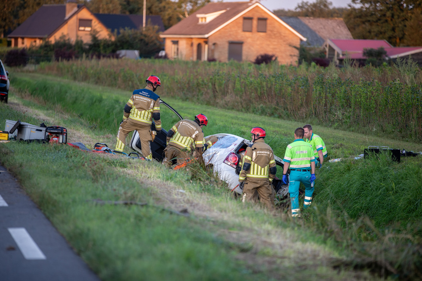 Brandweer moet auto openknippen na ernstig ongeval in Oud Gastel Foto