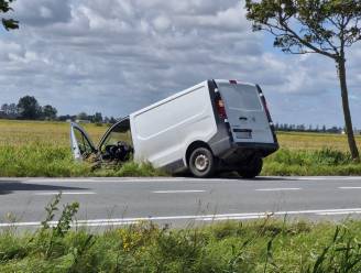 90-jarige dame belandt met bestelwagen in gracht door rukwinden in Veurne: “Slachtoffer stelt het goed”