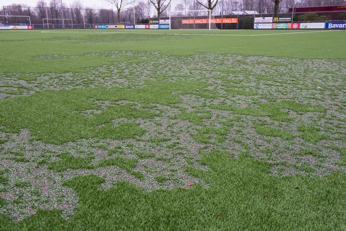 Rondom de jaarwisseling is ook het kunstgrasveld van VV Unitas in brand gestoken.