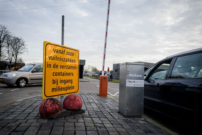 Een bord bij de weegbrug waarschuwt Hengeloërs ervoor dat ze niet zo maar hun zakken bij het Milieupark kunnen achterlaten.