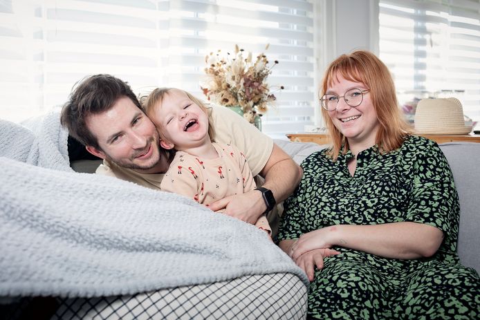 Naomi (28) en Tom (33) met de kleine Billie: “ Tom en ik zijn niet rijk, maar we hebben niks te kort.”