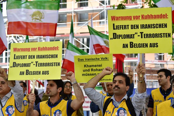 Activisten van de Nationale Raad van Verzet van Iran demonstreren Berlijn in juli van dit jaar vóór de uitlevering van Assadi aan ons land.