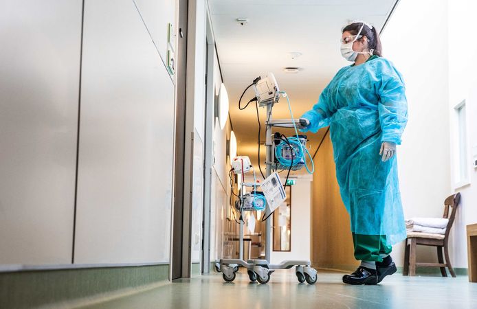 2020-05-08 12:03:28 SOMMELSDIJK - Zorgmedewerkers aan het werk in verzorgingshuis Nieuw Rijsenburgh, waar coronapatienten worden verzorgd. Zorgmedewerkers moeten speciale pakken aan om bewoners te verzorgen. Ook wordt er op diverse groepen contact gezocht met familie doormiddel van Skype-gesprekken. ANP JEFFREY GROENEWEG