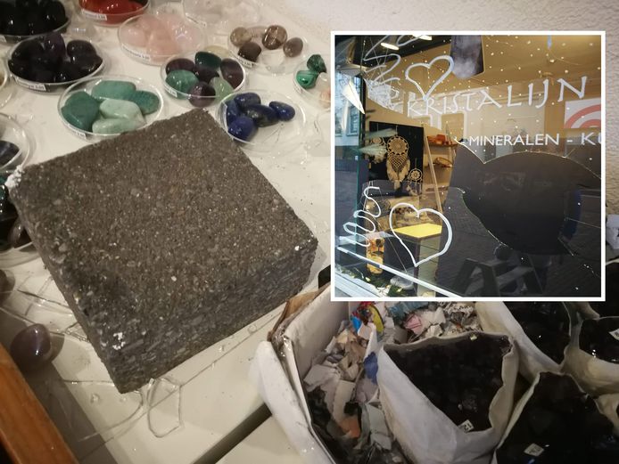 Veel schade in de winkel van Stefan Bus uit Meppel, waar afgelopen weekeinde werd ingebroken nadat er stenen door de ruit waren gegooid.
