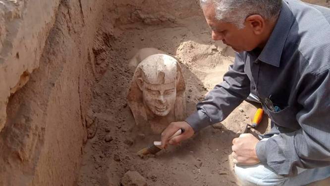 Bijzondere vondst in Egypte: archeologen ontdekken mini-sfinx met lachend gezicht