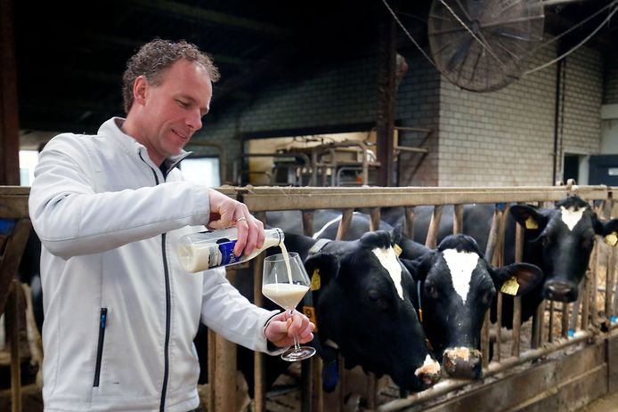 Matthijs Baan op zijn ogenschijnlijk 'gewone' boerderij. Maar achter ElkeMelk schuilt een bijzonder verhaal. En werkwijze.