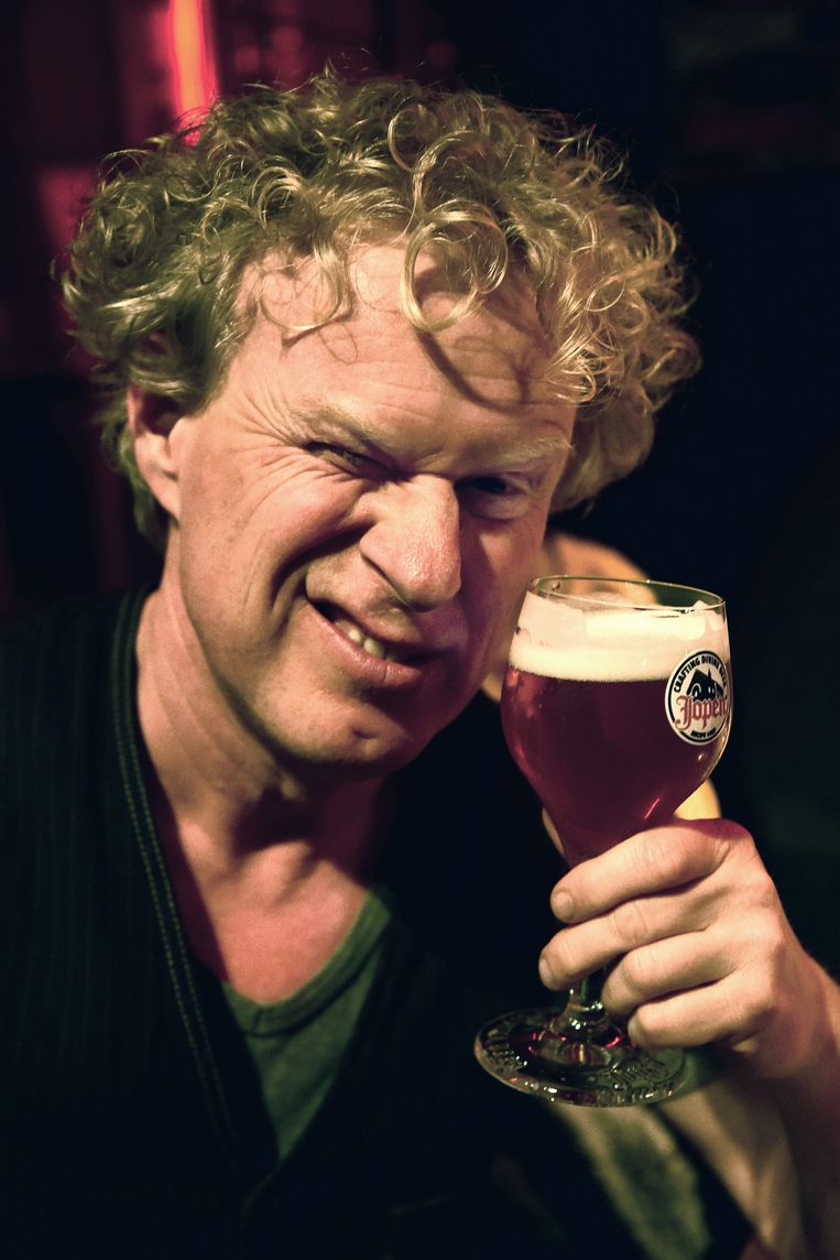 Bart van der Valk in grand café de Jopenkerk in Haarlem: ‘Ik ben nu geen drinker, maar een proever.’ Beeld Marcel van de Bergh / de Volkskrant