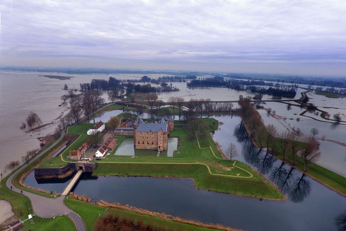 Slot Loevestein bij hoogwater tijdens de winter. De komende dagen wordt het kasteel ingesloten door de rivier.