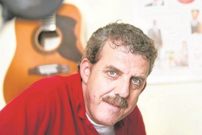 De Limburgse liedjesschrijver Guus Smeets is overleden.