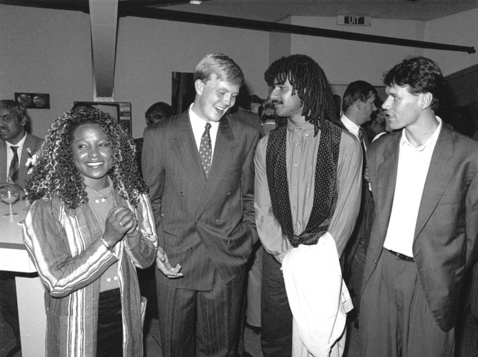 1989: Tijdens een benefietwedstrijd voor de vliegramp in Suriname ontmoet Nelli Cooman toenmalig prins Willem-Alexander, Ruud Gullit en Marco van Basten.